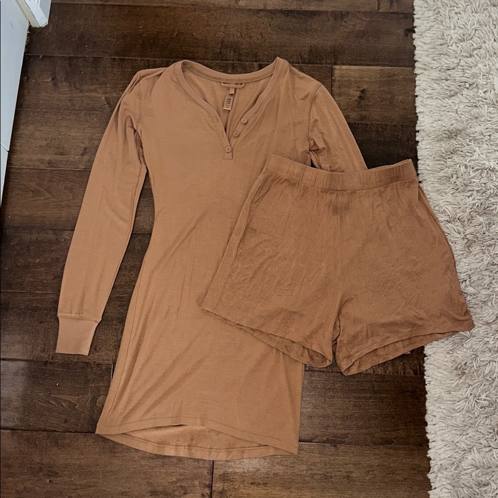 SKIMS SLEEP HENLEY DRESS, SLEEP SHORT BUNDLE CAMEL XS
